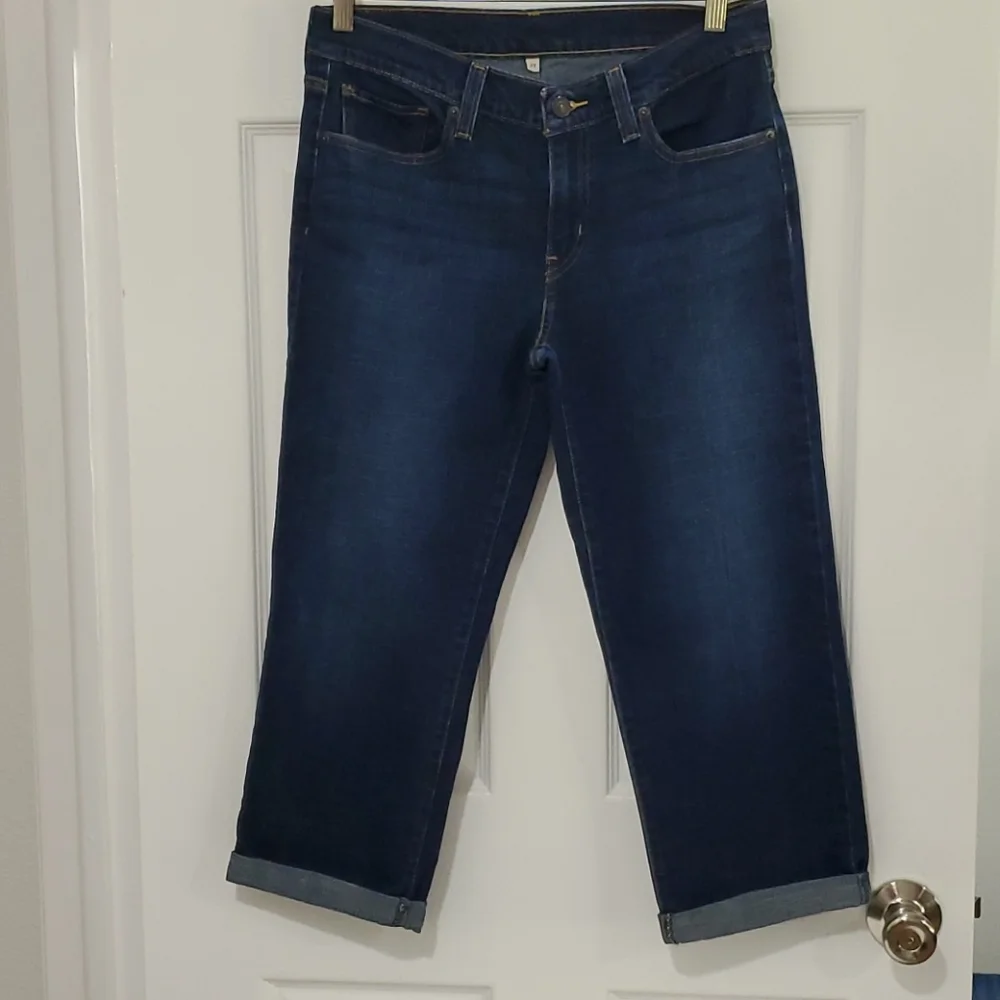 EUC LEVI'S DENIM MIDRISE 5 POCKET CROP JEANS (27)